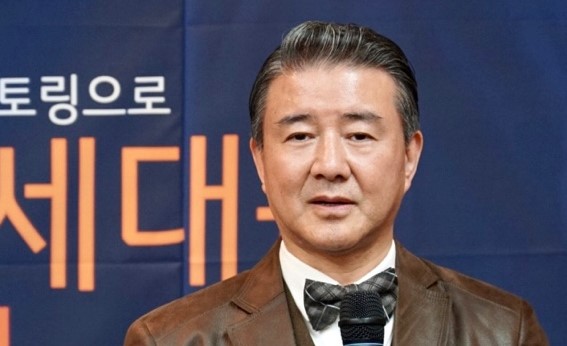 강연 중인 안병균 대표